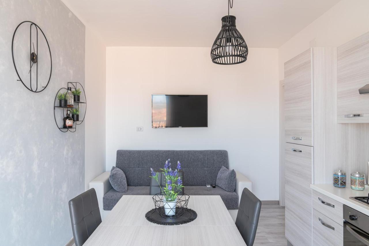 Almi - Guest Apartment Porto Torres Bagian luar foto